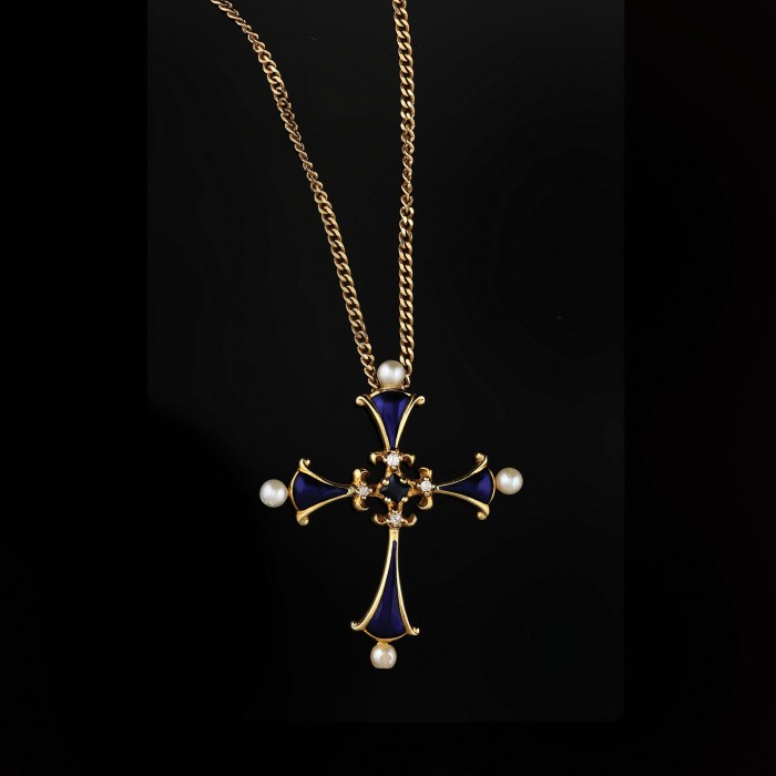 (VIDEO) Preot cunoscut filmat când loveşte o enoriaşă