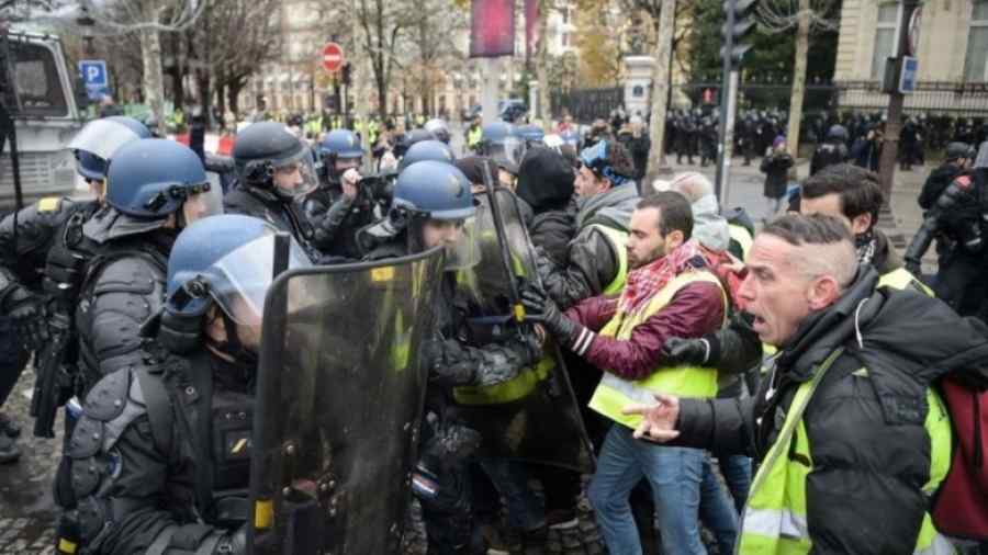 CIOCNIRI violente şi la Bruxelles: „Macron, Michel, demisia!”