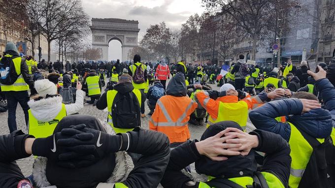 Doi eminenţi specialişti despre criza din Franţa