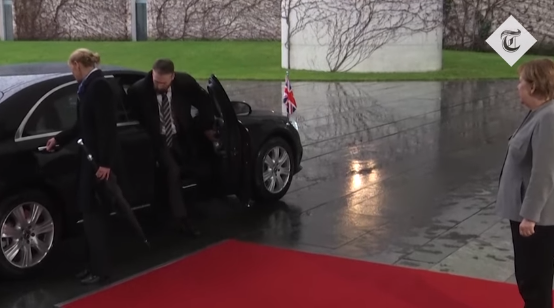 (VIDEO) Moment stânjenitor pentru premier