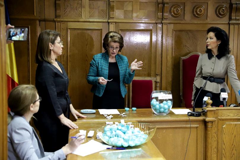 Completurile de 5 judecători, trase la sorţi cu bile rătăcite prin Germania