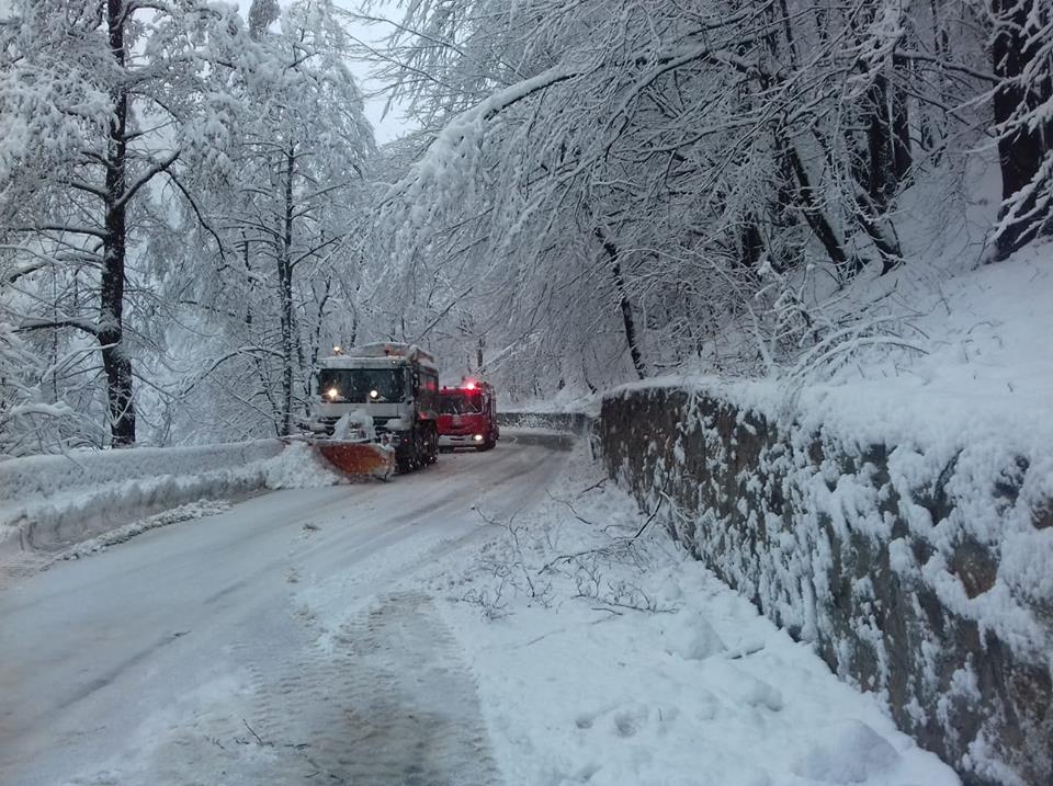 Zeci de drumuri naționale, acoperite de omăt