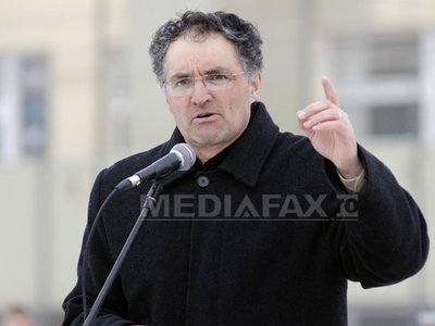 Primarul UDMR din Miercurea Ciuc, obligat să scoată mai multe bannere din primărie