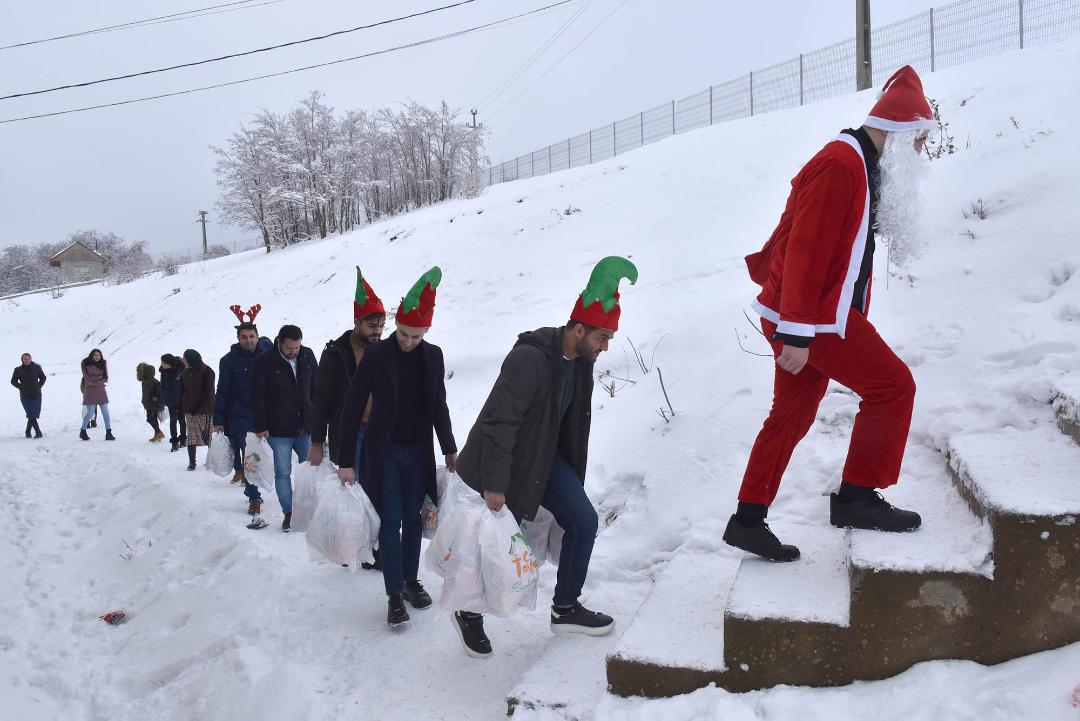 FOTOREPORTAJ. Fundația Toflea, daruri înainte de Crăciun. „Oamenii care aduc bucurie copiilor!”