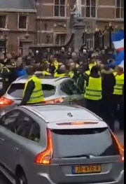 (VIDEO) Dacă-i weekend, e bătaie cu „vestele galbene”