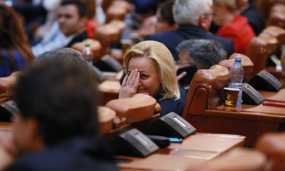 Carmen Dan îl ironizează pe Klaus Iohannis