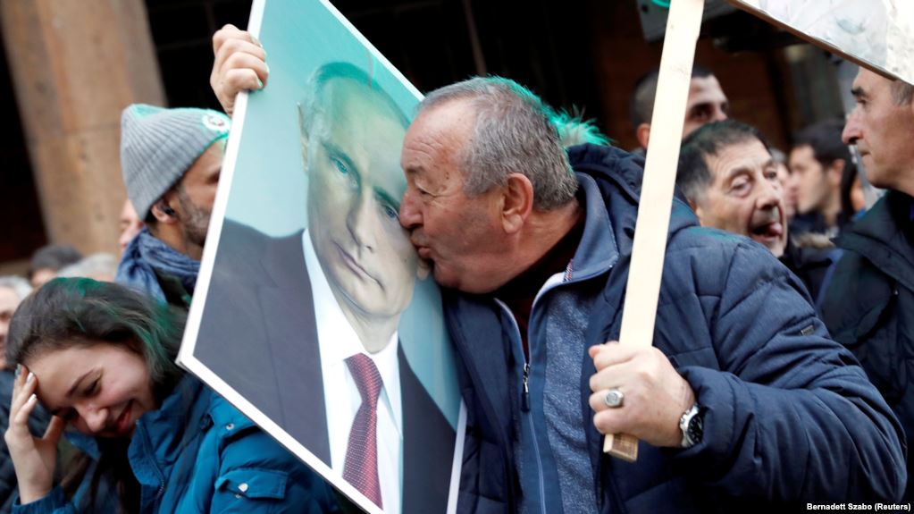 (VIDEO) O țară pusă la picioarele „scumpului” Putin