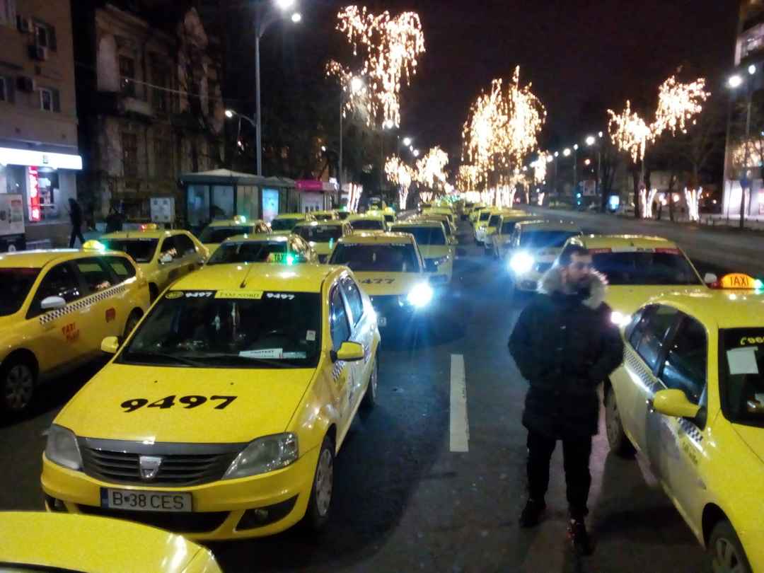 Taximetriştii şi şoferii de Uber verificați de polițiști