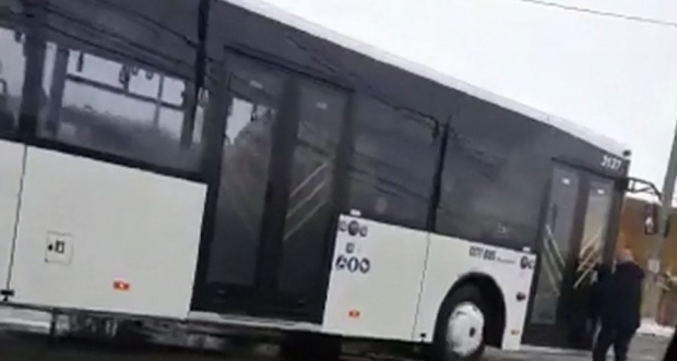 (VIDEO) Cascadorii râsului cu autobuzul