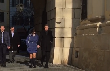 (VIDEO) Fie vremea cât de rea, tot scurtă e fusta mea!