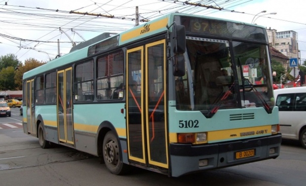 „Abandonați cu zecile de ore”