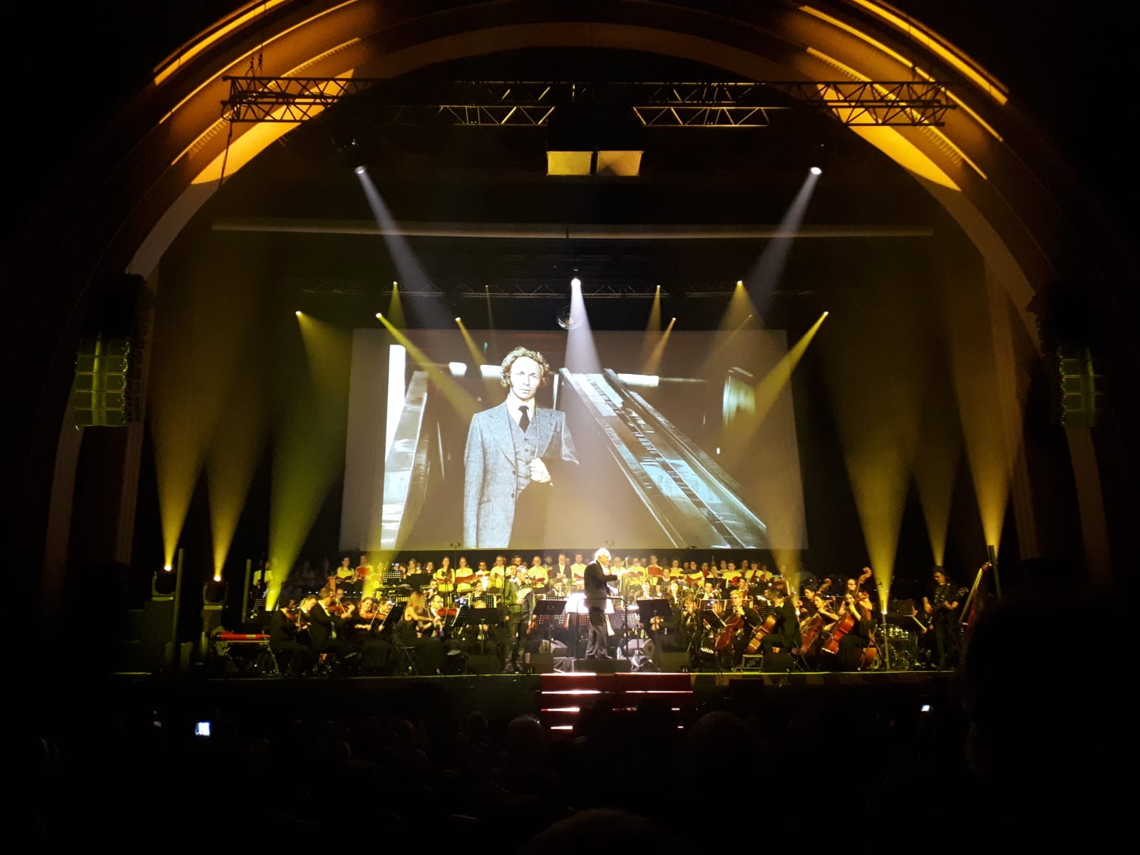 Aplauze, bisuri la concertul compozitorului și dirijorului Vladimir Cosma de la Paris