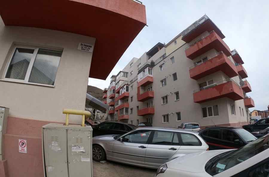 Câți români își mai asigură locuinţele