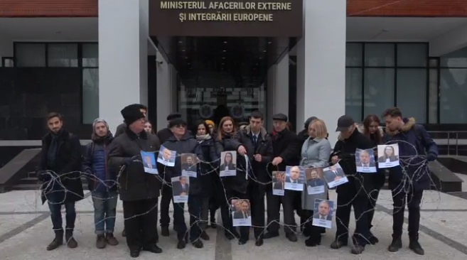 (VIDEO) Flashmob cu sârmă ghimpată la Ministerul de Externe