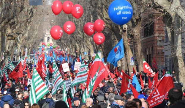(VIDEO) La rând, spaniolii și italienii la protest. Ce-i nemulțumește