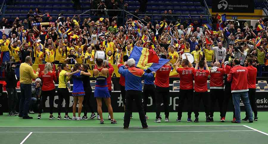 Și el le-a ținut pumnii jucătoarelor noastre!