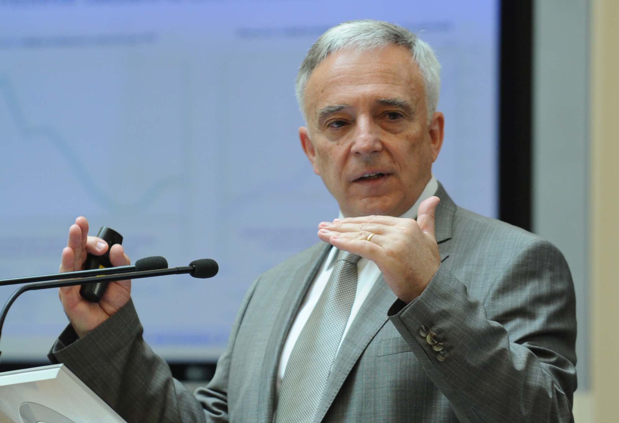 Isărescu nu slăbește dobânda. Românii cu imprumuturi la bănci intră într-o iarnă grea