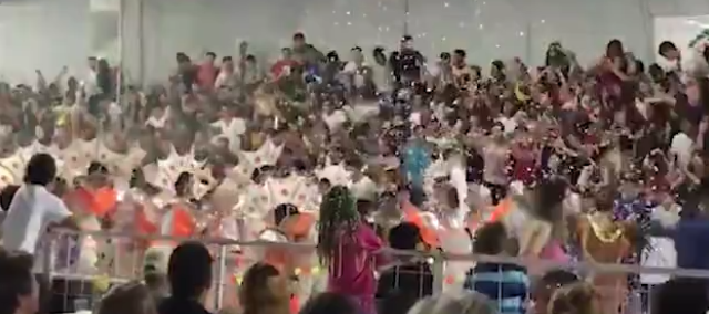 (VIDEO) Momentul în care scena se prăbușește cu oamenii