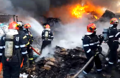 Incendiu devastator la un centru comercial din Afumaţi