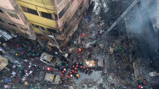 (VIDEO) Cel puţin 70 de morţi în urma unui incendiu