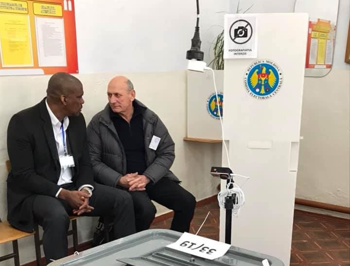 (FOTO) Ambasadorul SUA, de pază în secția de vot!