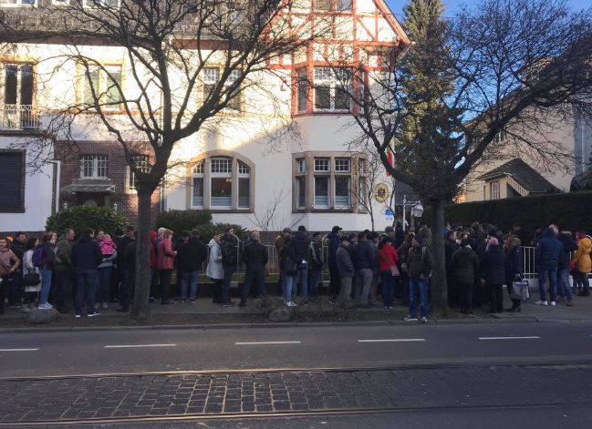 (FOTO) Cozi mari în diaspora