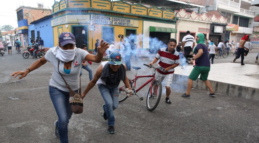 Venezuela: Gaze lacrimogene și gloanțe de cauciuc împotriva protestatarilor