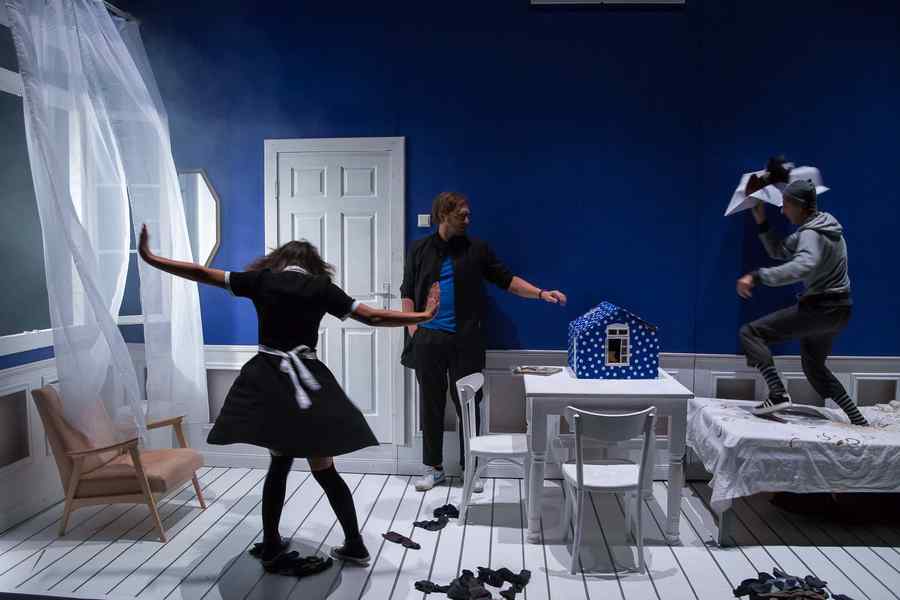 “Povestea pe fond albastru” a lui Radu Afrim, la Teatrul Tamási Áron