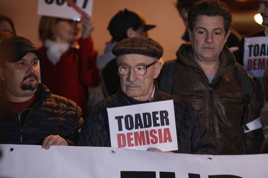 PROTEST faţă de OUG 7. Marş din Piaţa Victoriei către Ministerul Justiţiei. (VIDEO)