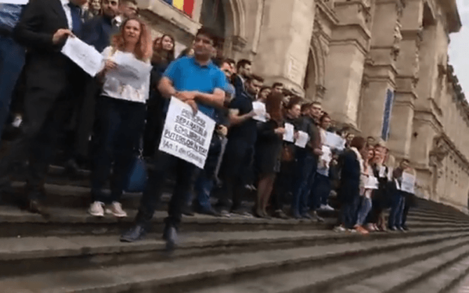 Terorism cu acoperire legală