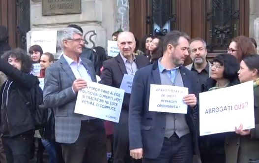 (VIDEO) Proteste în fața facultăților pentru magistrați