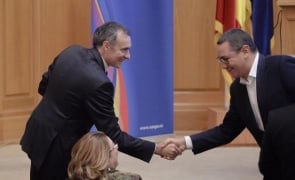 Ce face Ponta cu paharul de whisky