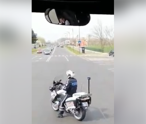 VIRAL. Ce face un polițist când ajunge la Parlament!