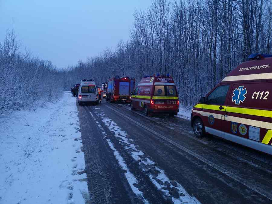 (VIDEO/FOTO) Imagini teribile cu microbuzul răsturnat