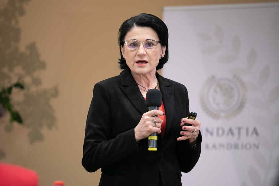 Pildele Ecaterinei Andronescu pentru absolvenţi