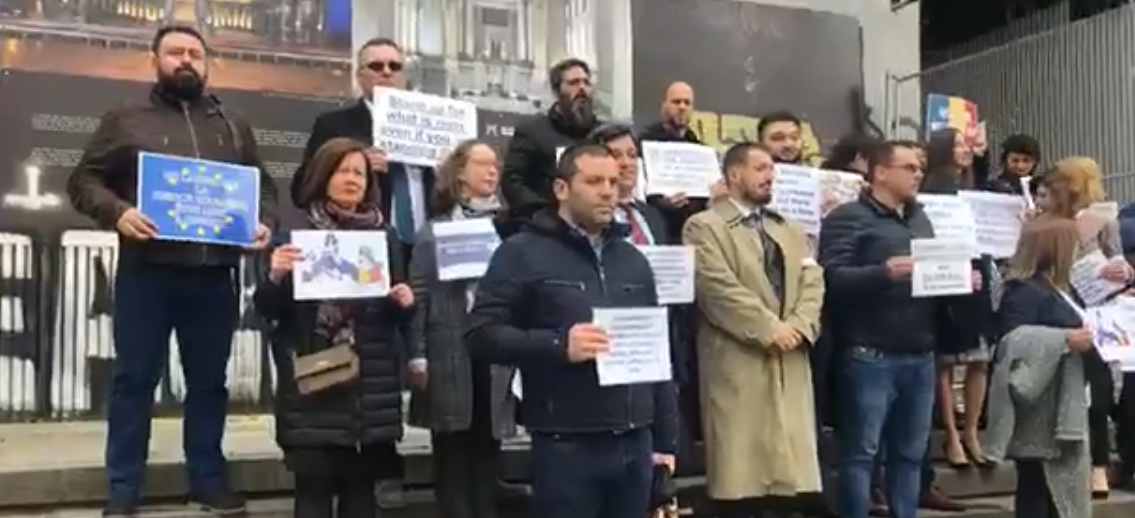 (VIDEO) Ce n-a văzut Bruxelles-ul! Magistrați români, cu pancarta la mai-marii Europei