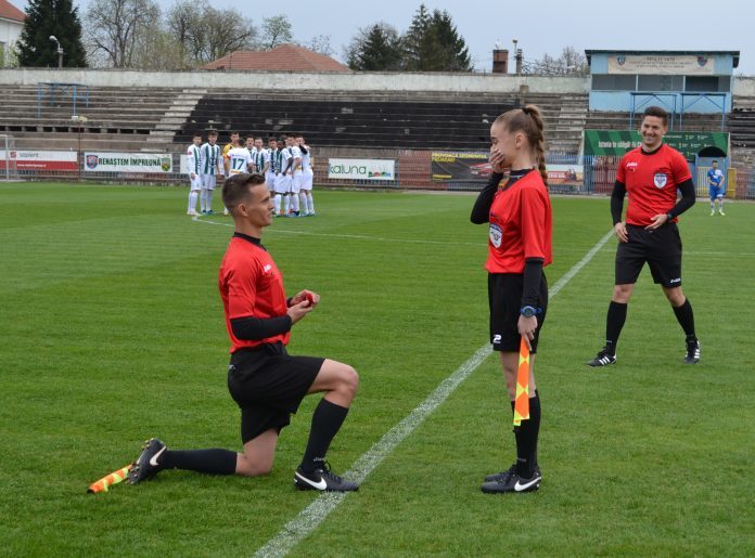 (VIDEO) Când arbitrul fluieră: „Vrei să fii soţia mea?”