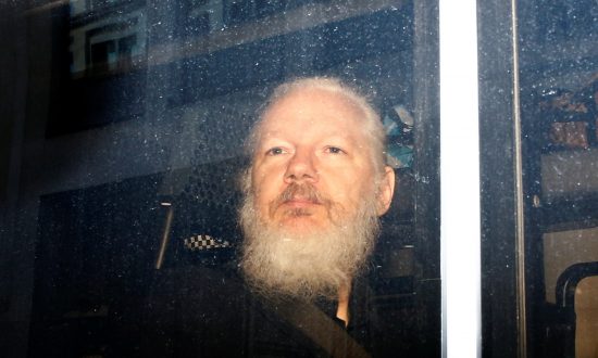 Nedumerirea unui cititor. De ce nu sunt consideraţi eroi şi Assange sau Snowden?
