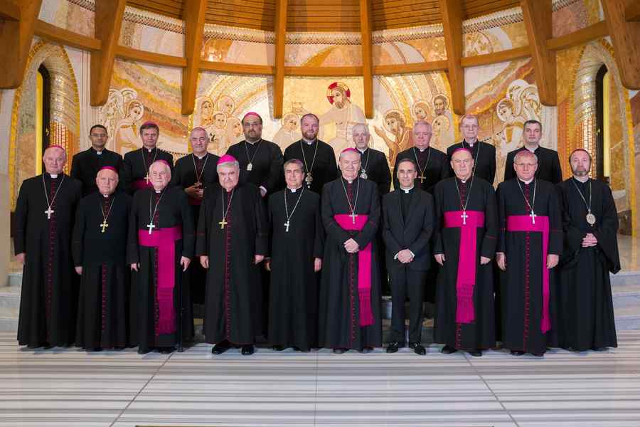 Episcopii catolici îl așteaptă cu brațele deschise pe Papă