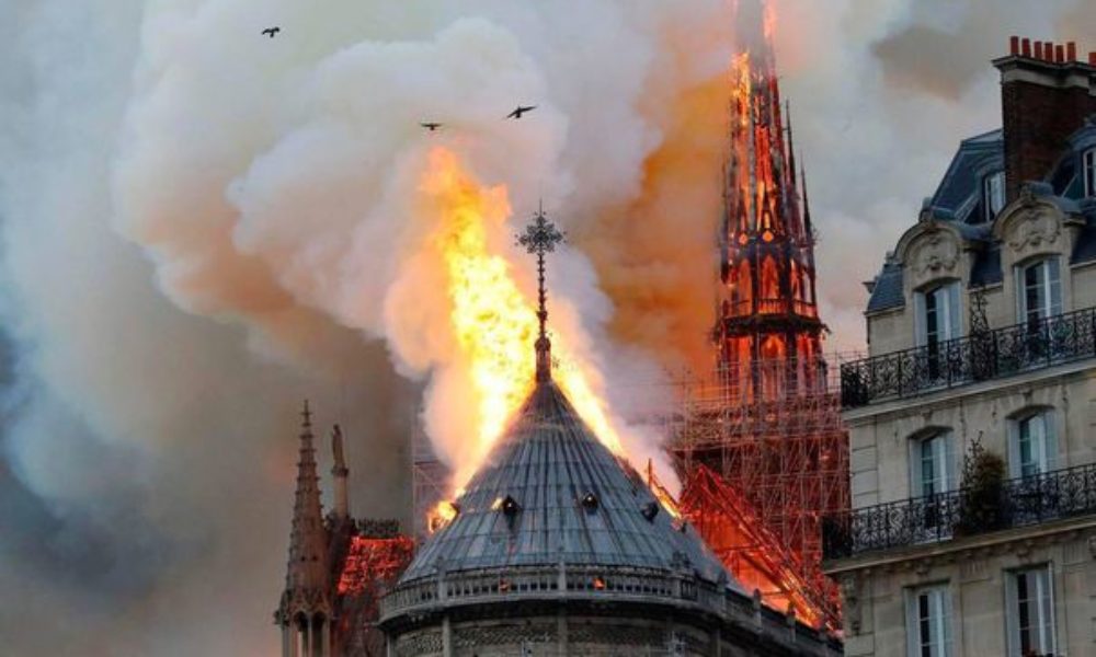 clumsy Disorder suspend Lacrimi şi rugăciuni pentru Notre Dame de Paris în inima infernului