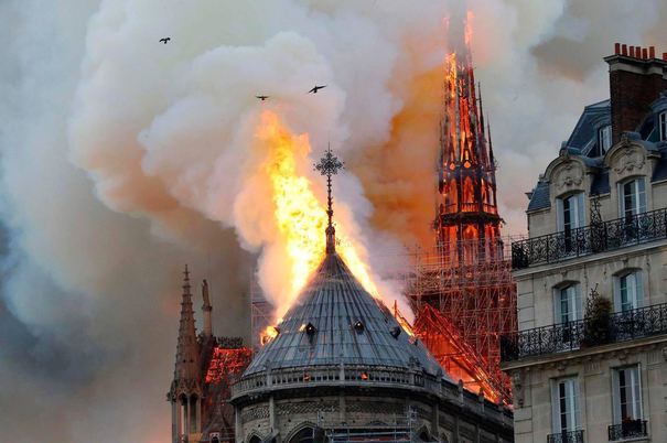 Lacrimi şi rugăciuni pentru Notre Dame de Paris în inima infernului