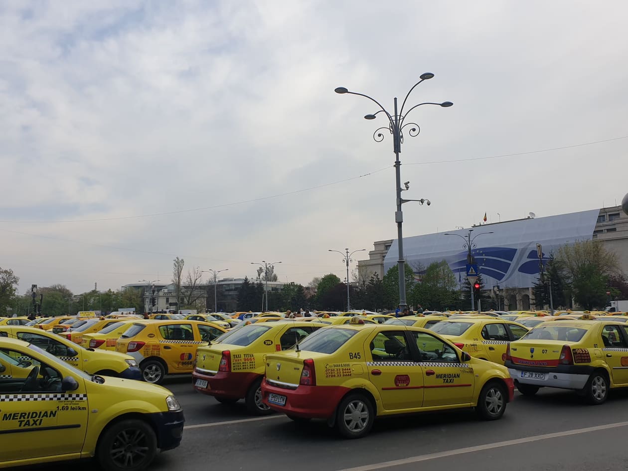 Protestul taximetriștilor în Piața Victoriei. REACȚIA UBER!
