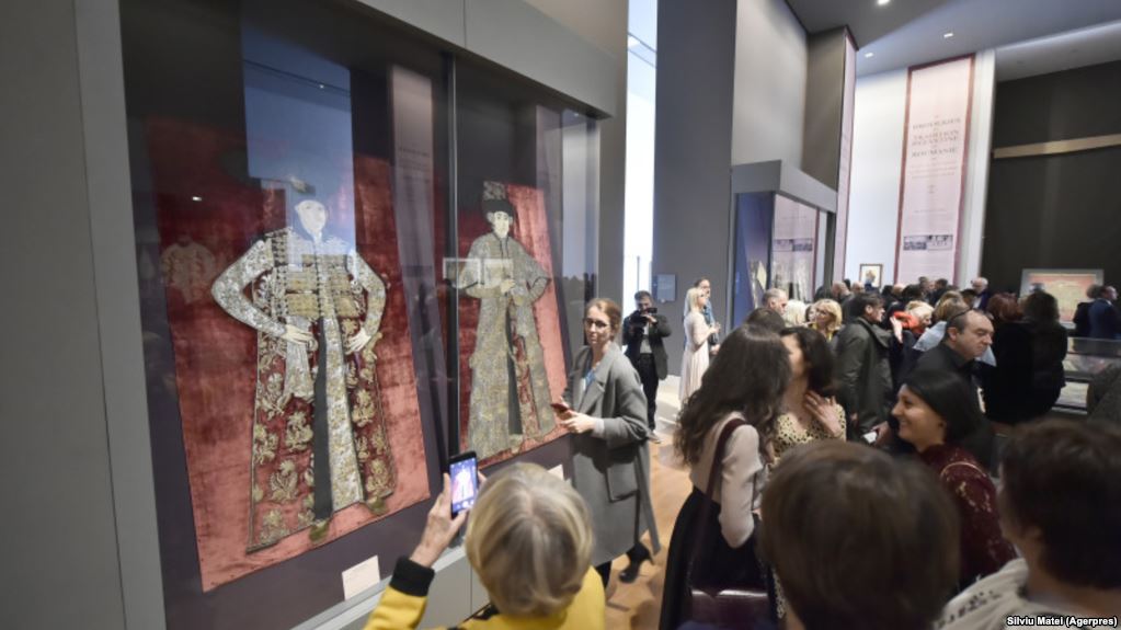 Expoziţie la Luvru, inaugurată în prezenţa Custodelui Coroanei