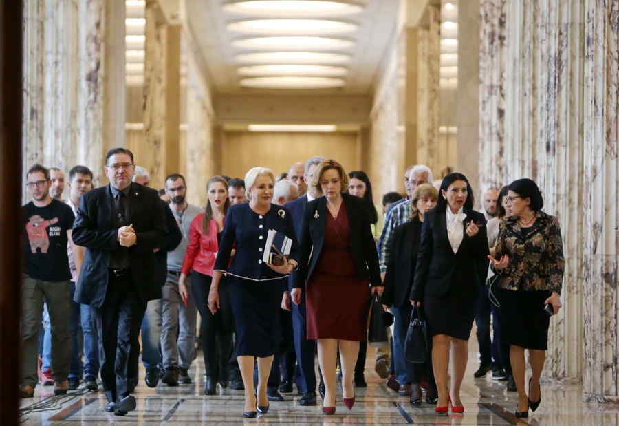 Ei ar fi vizați de remaniere