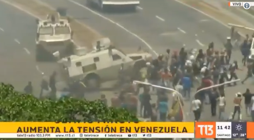 Scene dramatice: Cu tancul în protestatari