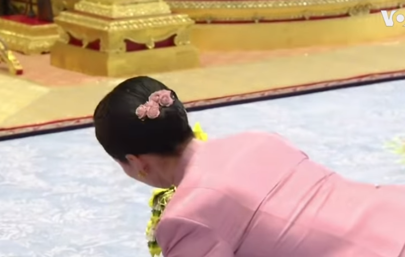 (VIDEO) Ca-n filme! Stewardesa a devenit regină