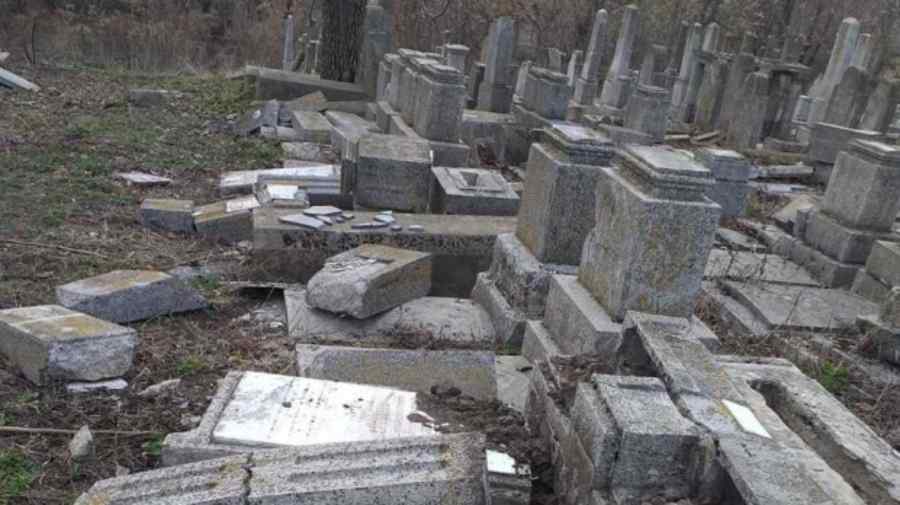 Șocant: Ei sunt suspectați de vandalizarea Cimitirului evreiesc