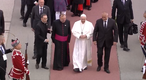 (VIDEO) Primele imagini cu Papa Francisc în Bulgaria