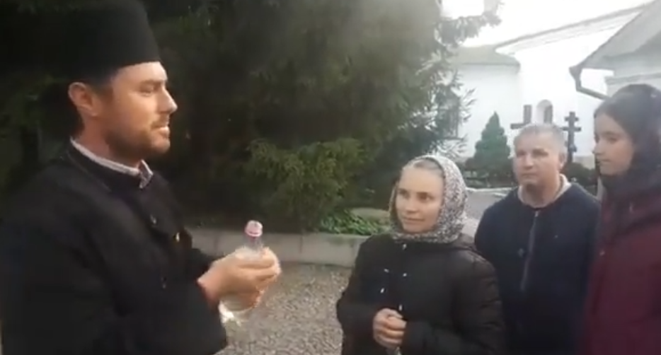 Imagini de senzație: Când te blagoslovește popa, dar moare de râs!