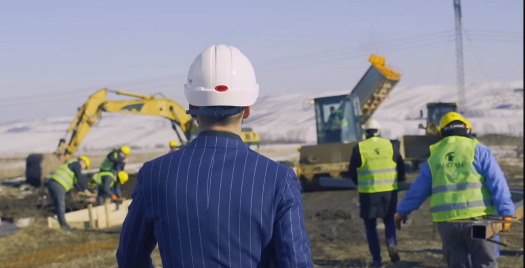 (VIDEO) Omul cu autostrada îi plesnește din nou